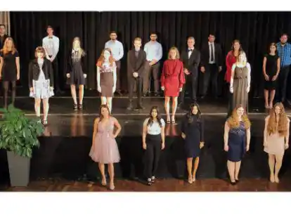 2020 holte sich der Abi-Jahrgang des Neuen Gymnasiums seine Zeugnisse ohne Familie und auf Abstand ab: Auch in diesem Jahr gibt es Beschr&auml;nkungen.