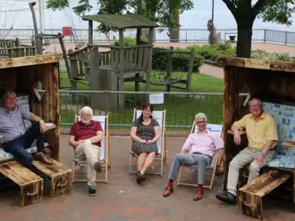 Brakes B&uuml;rgermeister Michael Kurz (2. von rechts) und seine Stellvertreter Uwe Seyberth, Reiner Gollenstede und Holger Wiechmann (von links) &uuml;bergaben am Freitag die vier Strandk&ouml;rbe an Ina Niestaedt (Mitte) vom Brakeverein.
