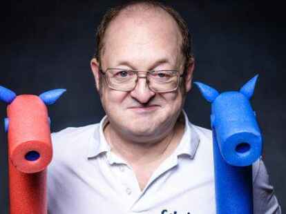 Superheld mit Badelatschen und kurzer Hose: Bademeister Schaluppke nimmt Kindern Schwimmangst.