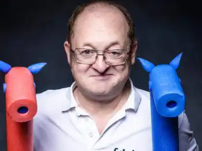 Superheld mit Badelatschen und kurzer Hose: Bademeister Schaluppke nimmt Kindern Schwimmangst.