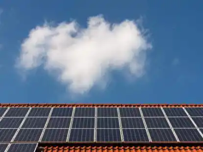 Solarzellen liegen auf einem Ziegeldach. In Nordenham soll auch die Stadt mehr Solaranlagen installieren.