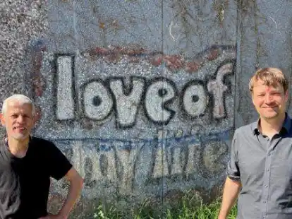 Liebe meines Lebens: Kunstbauer Michael Olsen und Stadtmuseumschef Steffen Wiegmann vor dem Graffito am Pferdemarkt.