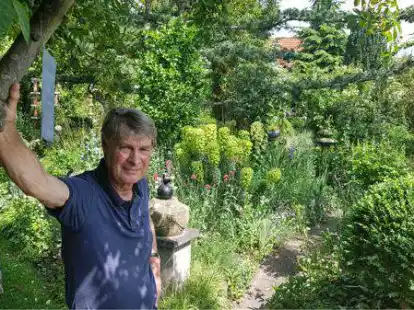 Ein Kenner der Materie: Klaus-Peter Hummel lädt in seinen Garten in Ofenerdiek ein.