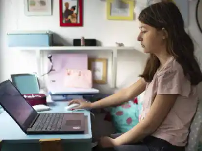 Ein M&auml;dchen w&auml;hrend des Homeschoolings. Kinder und Jugendliche haben sich in der Lockdown-Zeit besonders einschr&auml;nken m&uuml;ssen. Oder doch nur genauso viel wie wir alle?
