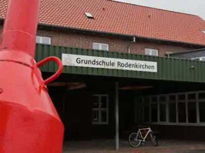 Unter dem Pausen&uuml;berstand sollen die beiden neuen Klassenr&auml;ume der Grundschule Rodenkirchen gebaut werden.