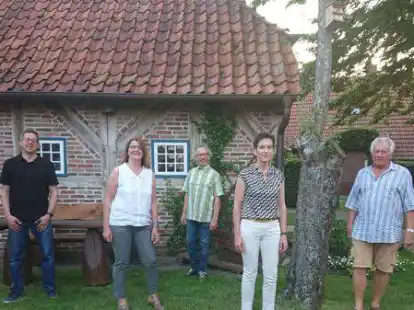 Kai W&uuml;nker (von links), Cornelia Kuck, Jens-Gert M&uuml;ller-Saathoff und J&ouml;rg Weden von SPD und Gr&uuml;nen schicken die parteilose Kandidatin Ute Ahlers (zweite von rechts) ins Rennen.