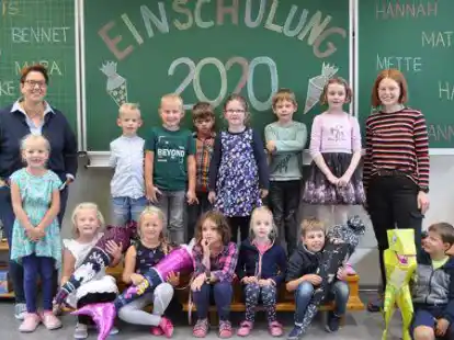 Einschulung in Seefeld: Klasse 1 mit Lehrerin Katrin Br&uuml;ning und Bufdi Sina Meinlschmidt im August 2020