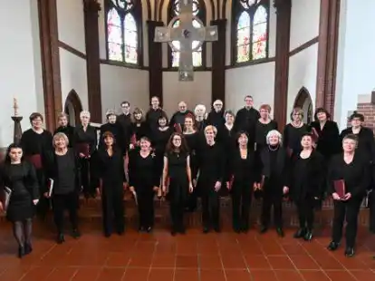 Sie haben einen guten Grund zum Feiern: Die Mitglieder des Singvereins Oldenburg mit ihrer Chorleiterin Svetlana Gelbard (links).