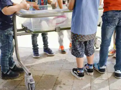 Dicht beieinander, ohne Mindestabstand: M&auml;dchen und Jungen d&uuml;rfen in den Kinderg&auml;rten wieder gruppen&uuml;bergreifend zusammen spielen.