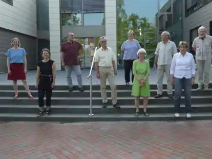 Das sind die Kandidaten der Gr&uuml;nen f&uuml;r den Gemeinderat: Vor dem Edewechter Rathaus stehen (v.li.) Detlef Reil, Wiebke Carls, Julia Otto-Knipping, Uwe Heiderich-Willmer, Hans-J&uuml;rgen Iske, Annelene Frerichs, Anne-Karin Kress, Hergen Erhardt, Angelika Ernst, Roland Ernst und Stephanie Behrens.