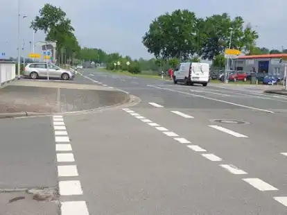 Sie liegt direkt am Augustfehn-Kanal: die sogenannte Gnieser-Kreuzung in Augustfehn II, wo sich die Uplengener Stra&szlig;e und die Stahlwerkstra&szlig;e kreuzen. Auf der anderen Seite des Kanals befindet zudem noch die Stra&szlig;e Am Kanal.