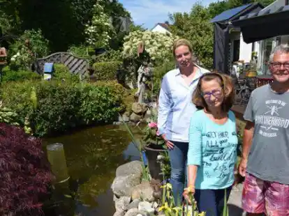 Im Garten der Familie Grosse in Nordenham (von links): Stadtg&auml;rtnerin Melanie Koch, Christel und Rolf Grosse.