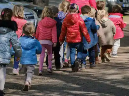 Die Kinder im Kindergarten sind wieder beisammen. Doch was haben Monate der Notbetreuung und des fehlenden Kontakts zu anderen Kindern mit ihnen gemacht?