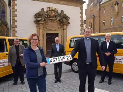 Mit neuem Kennzeichen: Jutta Steinkamp und Diakon Sebastian Wagner (vorn, v.l.) aus der katholischen Kirchengemeinde St. Vinzenz Pallotti in Bad Zwischenahn aus dem Bistum M&uuml;nster freuen sich &uuml;ber das Gemeindefahrzeug. Begr&uuml;&szlig;t wurden sie durch den Generalsekret&auml;r des Bonifatiuswerks, Monsignore Georg Austen (hinten, v.l.), den Paderborner Landrat Christioph R&uuml;ther und den Pr&auml;sidenten des Bonifatiuswerks Heinz Paus.