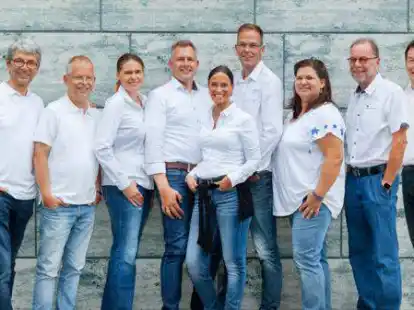 Sie bilden die Vorst&auml;nde des Ortsvereins Augustfehn und des Vereins Fest der 1000 Laternen: Hans-Dieter Warnke (v.l.), Hartmut Orth, Yvonne M&ouml;llmann-H&uuml;sing, Christian u. Sabine Sch&uuml;nemann, Carsten H&uuml;sing, Ursula M&ouml;hlmann, Hannes Warring, Rainer Harms.