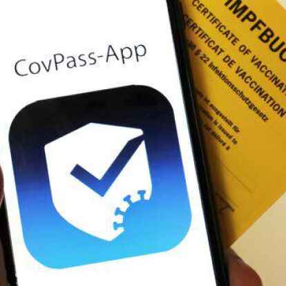 ILLUSTRATION - Das Logo der CovPass-App ist neben einem Impfbuch auf einem Smartphone zu sehen. Der digitale Corona-Impfpass in Deutschland soll an diesem Donnerstag an den Start gehen. (zu dpa: 