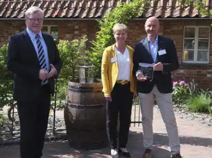 Auszeichnung in Hannover: Wirtschaftsminister Bernd Althusmann (links) zeichnete beim Zukunftsfest auch Katrin und Frank Ripken aus Augustfehn aus. Das Unternehmerpaar mit seiner Fleischerei geh&ouml;rt landesweit  zu acht Betrieben, die erstmals in der Kategorie &bdquo;Gute Praxis Digitalisierung&ldquo; ausgezeichnet wurden.