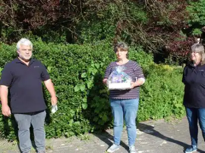 F&uuml;r ihre 50. Blutspende erhielt Anke Brandt aus R&ouml;nnelmoor (2.von links) als Dank und Anerkennung einen Pr&auml;sentkorb, den ihr Bruder Ortsbrandmeister Jan Hauerken (links) und Anke May (rechts) im Namen der Feuerwehr S&uuml;dbollenhagen &uuml;berreichten.