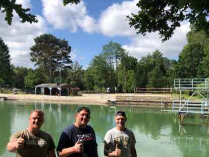 Halten das Naturbad Hahn in Schuss (von links): Nico Rauch,  P&auml;chter Mario Rosenbach und Marcel Loheide