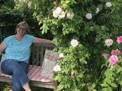 Meike Ahlers macht es sich in ihrem Rosengarten gemütlich.
