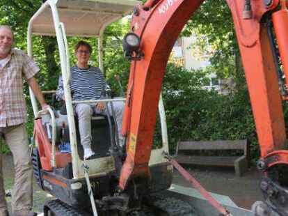 Auch ein Schnupperkursus mit dem Minibagger geh&ouml;rt zum Ferienpass-Programm, das Harald Golkowski und Stefanie Herkommer zusammengestellt haben.