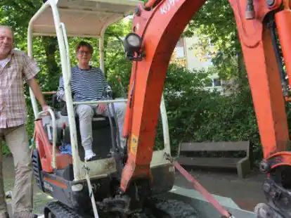 Auch ein Schnupperkursus mit dem Minibagger geh&ouml;rt zum Ferienpass-Programm, das Harald Golkowski und Stefanie Herkommer zusammengestellt haben.