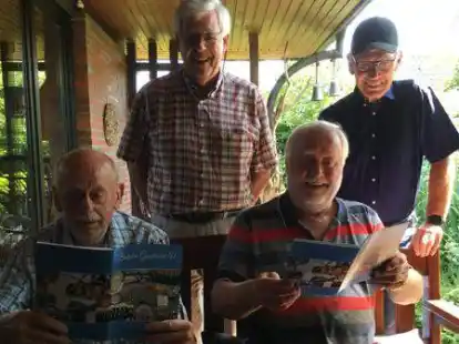 Halten die sechste Ausgabe der Bokeler Geschichte(n) in H&auml;nden: Heinz Friedrichs (von links), Enno Kruse, Gerd B&auml;kermann und Eckard Klages.