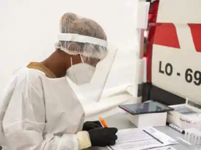 Eine Mitarbeiterin des Gesundheitswesens in Portugal schickt die Ergebnisse der Corona-Tests &uuml;ber Textnachricht an die Betroffenen. Die portugiesische Hauptstadt Lissabon war wegen der Mutante am Wochenende abgeriegelt. (Symbolbild)