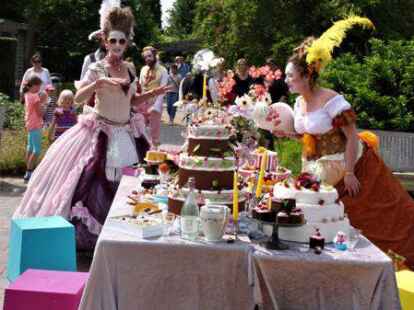 Rabatz zwischen Rabatten: K&uuml;nstler des Blauschimmel-Ateliers und G&auml;ste sorgten am Sonntag f&uuml;r Unterhaltung im Park der G&auml;rten.