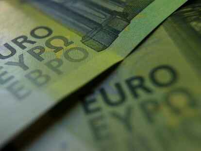 Um Negativzinsen zu umgehen, horten immer mehr Menschen Bargeld. Foto: Karl-Josef Hildenbrand/dpa