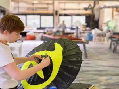 Lea Reitemeyer ist B&uuml;hnenmalerin. F&uuml;r die Oldenburger Kunstschule berichtet sie &uuml;ber den Weg in ihren Beruf.