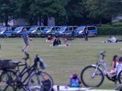 Erstmals zeigte die Polizei am Samstagabend an der Dobbenwiese deutlich ihre Pr&auml;senz: Die Stimmung blieb friedlich.