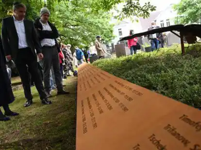 Zwischen 1941 und 1943 wurden 56 Zwangsarbeiter auf dem J&uuml;dischen Friedhof in einem Massengrab verscharrt: Elisabeth Schlesinger (von links), J&uuml;rgen Krogmann und Amir Omerovic kennen jetzt auch ihre Namen.