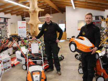 J&ouml;rg Ludewigs (links) und Malte Knop vom Rasenm&auml;her-Fachbetrieb.