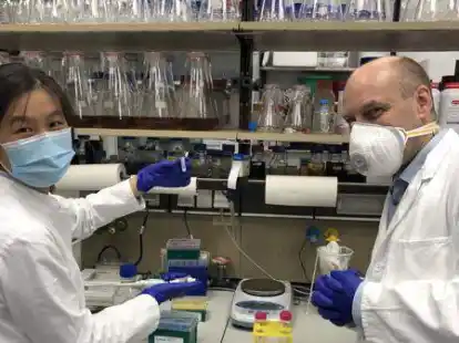 Erfolg nach jahrelanger Arbeit im Labor: Doktorandin Jingjing Xu und Prof. Dr. Henrik Mouritsen, Universit&auml;t Oldenburg