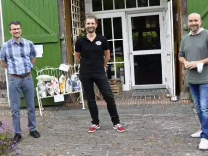 Impfkampagne in Moorriem (von links): Landarzt Holger Kerstan, Martin Rodewald, Landarzt Dr. Martin Kohn