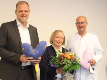 7000 Herzkissen f&uuml;r Patienten der Ammerland-Klinik: Anne K&uuml;hn freut sich, dass ihre Mitstreiterinnen und sie Klinik-Hauptgesch&auml;ftsf&uuml;hrer Axel Weber und Martin Thoma, Chefarzt des Brutszentrums, eine gro&szlig;e Freude machen konnte.