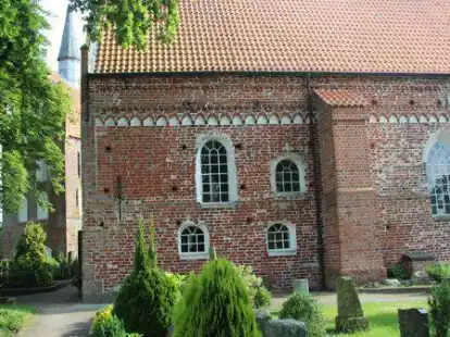 Besteht aus dem Gotteshaus und einem separaten Glockenturm: die St. Nikolai-Kirche in Apen.