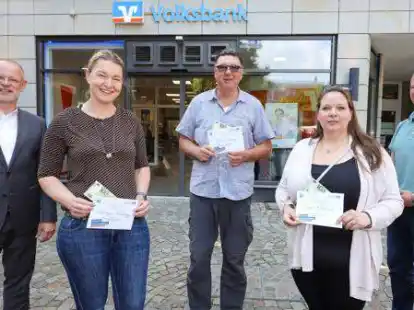 &Uuml;bergabe von drei Mal 100 Euro: (von links) Matthias Osterhues (Vorstand Volksbank), Meike Niehoff, Werner Hildebrandt, Nicole Moskwa und Redakteur Patrick Buck