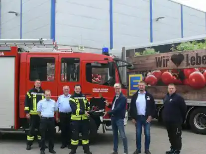 &Uuml;bergabe der W&auml;rmebildkamera: Mit dabei der stellvertretende Ortsbrandmeister Henning Diers (v. l.), der stellvertretende Gemeindebrandmeister Andre Steingr&auml;ber, Gemeindebrandmeister Heiko Bruns, Ortsbrandmeister Timm Stamer, Edeka-Betriebsleiter Frank Sammann, Technischer Leiter Andrew Topp und Brandschutzbeauftragter Tim Coelsmann.