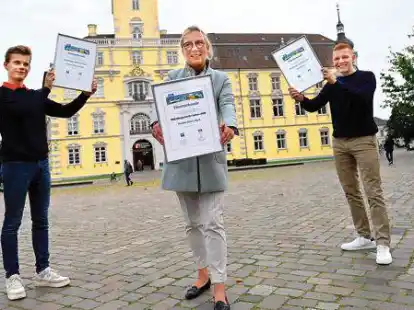 R&uuml;ckblick aufs vergangene Jahr: 2020 wurden im kleinen Kreis (von links) Johannes Zimmermann, Monika Bauer-Hack und Elijah Eberle &bdquo;Oldenburger des Jahres&ldquo;.
