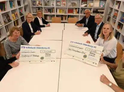 Judith Busch (von links) und Helga Gertje  vom Ern&auml;hrungsrat Oldenburg sowie (von rechts) Hansj&uuml;rgen Otto und Susanne Hengst vom Verein &bdquo;Bildungschancen im Blick&ldquo;  freuen sich &uuml;ber die Spenden der Lions Clubs, die (hinten von links) Ursula Biermann und Gunda Onken sowie Harald Lesch und Reinhard Nannemann symbolisch &uuml;berreichten.