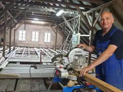Holzarbeiten f&uuml;r den neuen Boden des Daches: Im Einsatz ist unter anderem Wilhelm J&uuml;tting, hier an der Kreiss&auml;ge.