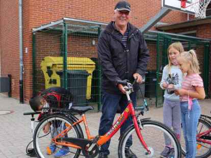 Claus-Dieter M&uuml;ller macht die Fahrr&auml;der unter tatkr&auml;ftiger Unterst&uuml;tzung wieder flott.