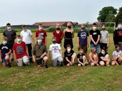 Nach l&auml;ngerer Pause infolge der Corona-Pandemie nahm die Jugendfeuerwehr Jade jetzt ihren regul&auml;ren Dienstbetrieb wieder auf und Spiel und Spa&szlig; standen am ersten Abend auf dem Sportplatz hinter dem Rathaus dann auf dem Programm.                                                                                        Bild: