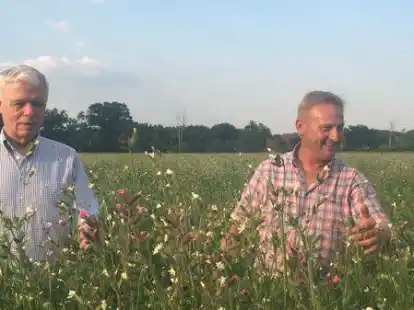 Im Bl&uuml;tenmeer: Wilfried Helmsen (l.) und Hegeringsleiter Michael Sander beraten auch bei der Auswahl des Saatgutes f&uuml;r Wildpflanzen.