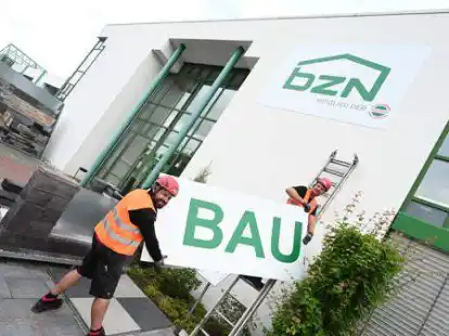 Haben in dieser Woche die Schilder am Stubbenweg ge&auml;ndert: Stefan Eisenhauer und Faruk Berisa. Aus BZN Meyer & Sohn ist das BZN Bauzentrum Oldenburg geworden.
