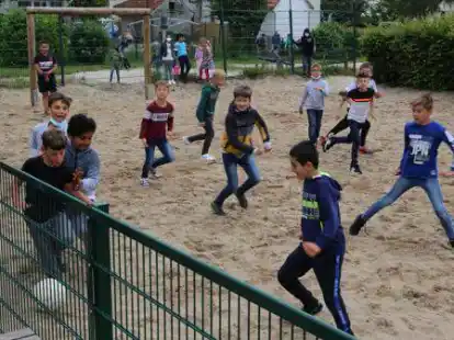 In der Grundschule Elsfleth k&ouml;nnen die Sch&uuml;lerinnen und Sch&uuml;ler endlich wieder mit den Freunden spielen.