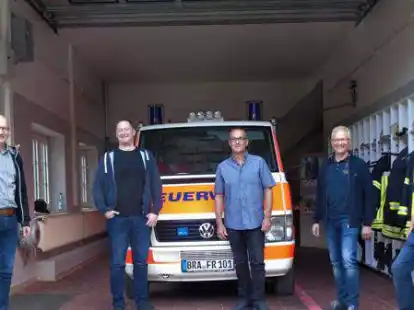 Hier bei der Besichtigung im Feuerwehrhaus R&uuml;dershausen, von links Gemeindebrandmeister Torsten Schattschneider, B&uuml;rgermeisterkandidat Sascha Stolorz, Ortsbrandmeister Uwe Kuck, stellv. Gemeindebrandmeister Holger Dwehus und stellv. Ortsbrandmeister Ralf Hauerken.                                                                                                      Bild: