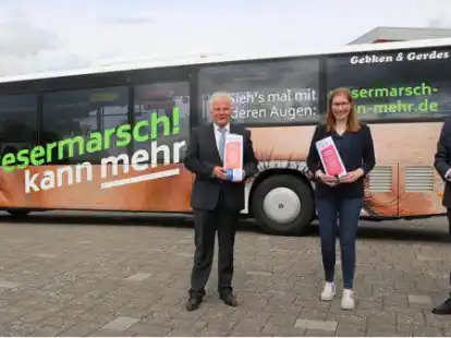 Sie sind Feuer und Flamme f&uuml;r die neue Standortkampagne (von links): Landrat Thomas Br&uuml;ckmann sowie Helke Brandes und Nils Siemen von der Wirtschaftsf&ouml;rderung Wesermarsch GmbH.